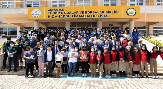 Yarışmaya katılacak öğrenciler için kitaplar dağıtıldı