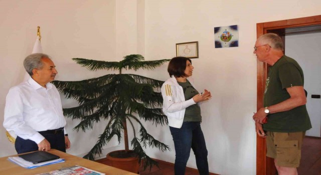 Yaya olarak ülke ülke gezen Hollandalı turistler Akşehirde