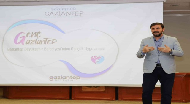 Yazar Efiloğlu üniversite öğrencileriyle bir araya geldi