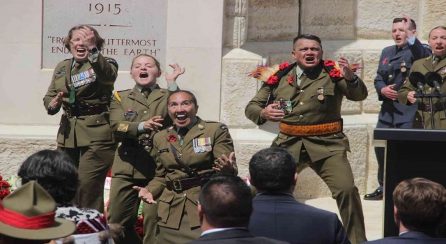 Yeni Zelanda askerleri atalarını haka dansıyla andı