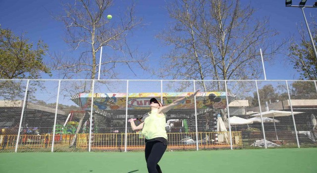 Yenilenen tenis kortları açıldı