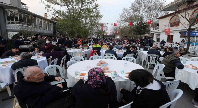 Yenimahallede mahalle iftarları dolup taşıyor