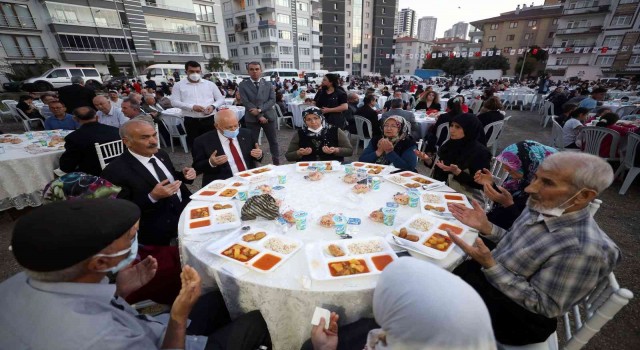 Yenimahalledeki mahalle iftarlarına vatandaşlardan yoğun ilgi
