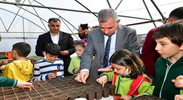 Yeşilyurtta dededen toruna tohumlar toprakla buluşuyor
