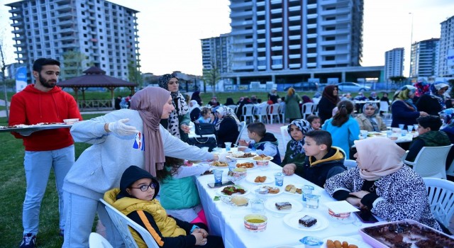 Yesilyurtta yetim ve öksüz çocuklar unutulmadı