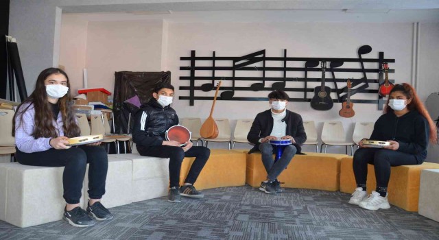 Yeteneklerini atölyede keşfeden öğrencilerin hayali güzel sanatlarda okumak