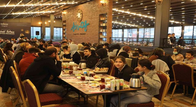 Yetim çocuklar iftar sofralarında buluştu