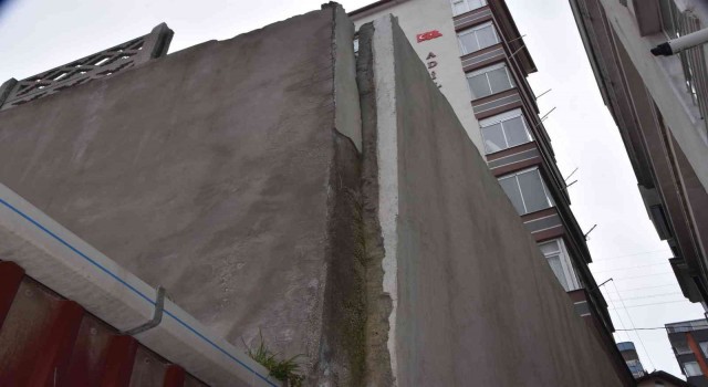 Yıkılmak üzere olan istinat duvarı sahipsiz kalınca belediye müdahale etti