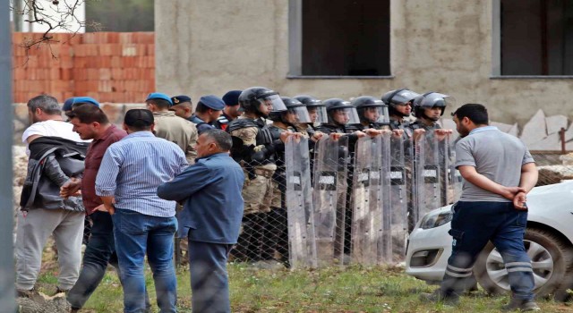 Yıkım ekibi davul zurnayla karşılandı, iş ciddiye binince arbede çıktı