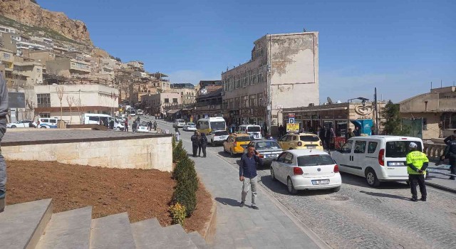 Yıkımı yapılan betonarme binanın iskelesi çöktü: 2 yaralı