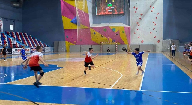Yıldızlar Hentbol Türkiye Şampiyonası Zonguldakın ev sahipliğinde sürüyor