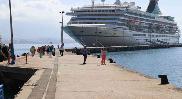 Yılın ilk kruvaziyeri 690 yolcusu ile Alanyada