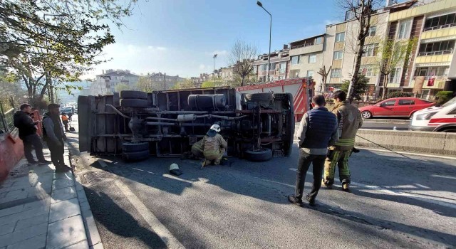 Yokuştan çıkamayan kamyonetin devrilme anı kamerada