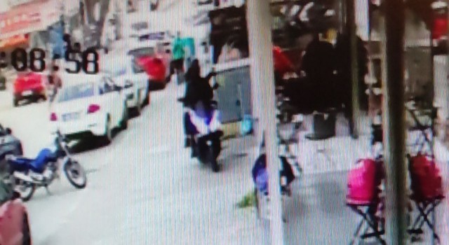 Yol kenarında beklerken silahlı saldırıda yaralandı