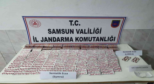 Yol uygulamasında hediye poşetine sarılı uyuşturucu ele geçirildi