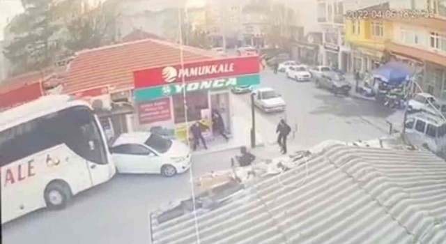 Yolcu otobüsü dar sokaklarda dehşet saçtı: O anlar kamerada
