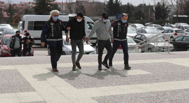 Yolcu otobüsüne uyuşturucu operasyonu: 1i uzman çavuş 3 gözaltı