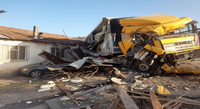 Yoldan çıkan kamyon eve girdi, faciadan dönüldü