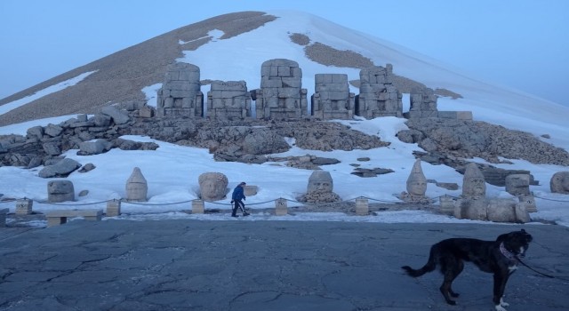 Yolu açılan Nemrut Dağı ilk turistleri ağırladı