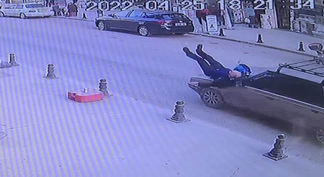 Yolun karşısına geçen yayaya otomobilin çarpma anı kamerada