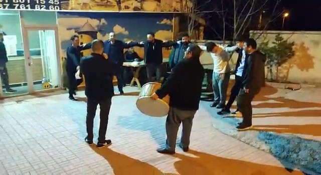 Yozgatta davul ve zurna eşliğinde sahur halayı