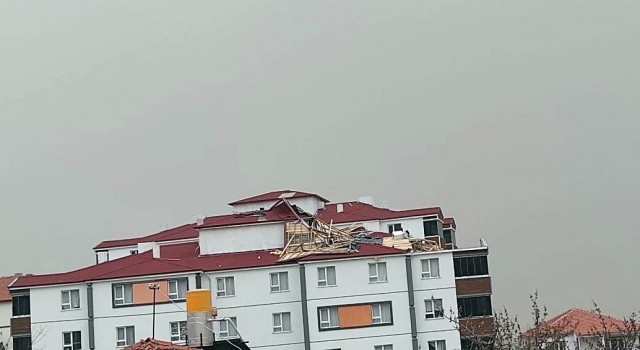 Yozgatta şiddetli fırtına etkili oldu, çok sayıda binanın çatısı uçtu