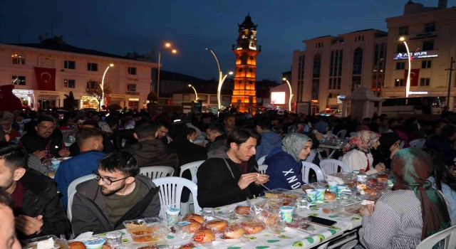 Yozgatta vatandaşlar iftar sofrasında bir araya geldi
