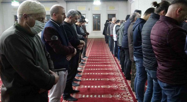 Yüksekovada ilk teravih namazı kılındı