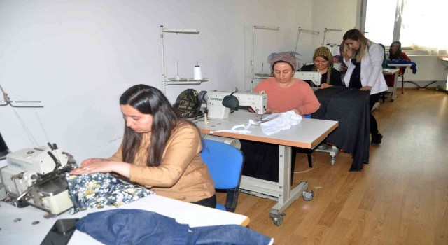 Yüksekovalı kadınların diktiği elbiselere İran ve Iraktan talep