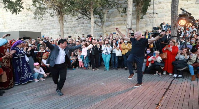 Yunanistan eski Başbakanı Papandreou sirtakiyi bırakıp, Başkan Arasla zeybek oynadı