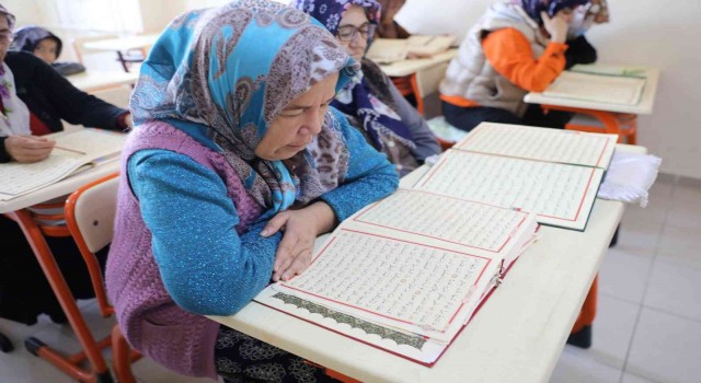 Yüreğirde kadınlar Kuran-ı Kerim öğreniyor
