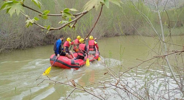 Zap Suyunda rafting yaparak yarışmalara hazırlanıyorlar
