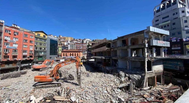 Zonguldakta 130 esnafın tahliye edildiği iş hanının yıkımı devam ediyor