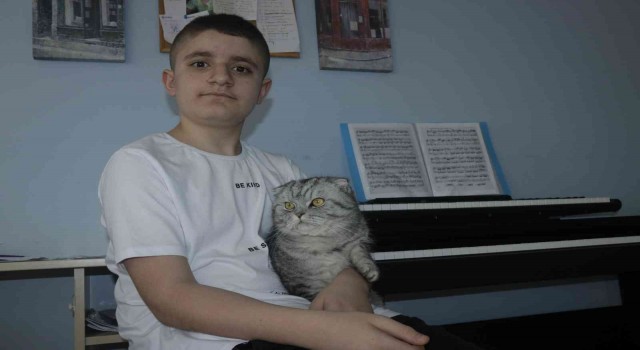12 yaşındaki Diyarbakırlı ‘Petrucciani piyanoda yeteneğini sergiliyor