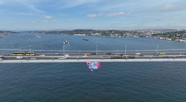 15 Temmuz Şehitler Köprüsüne asılan Trabzonspor bayrağı havadan görüntülendi