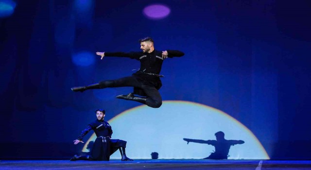 180 kişilik dev kadro dans performanslarıyla göz kamaştırdı