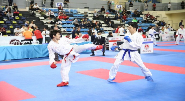 1800 sporcunun ter döktüğü şampiyona Sakaryada devam ediyor
