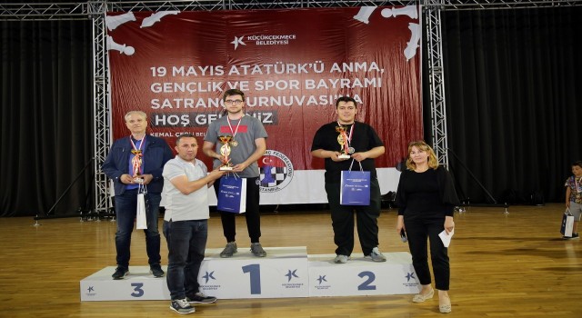19 Mayıs Satranç Turnuvasında ödüller sahiplerini buldu