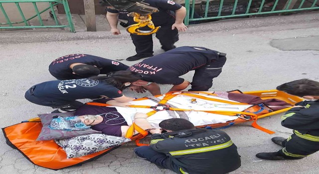 200 kiloluk hasta eve vinçle taşındı