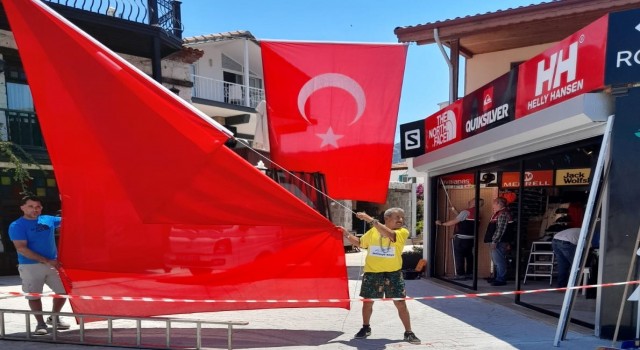 23 Nisanda mahalleyi bayraklarla donatmıştı, 19 Mayıs için de hazırlık yaptı