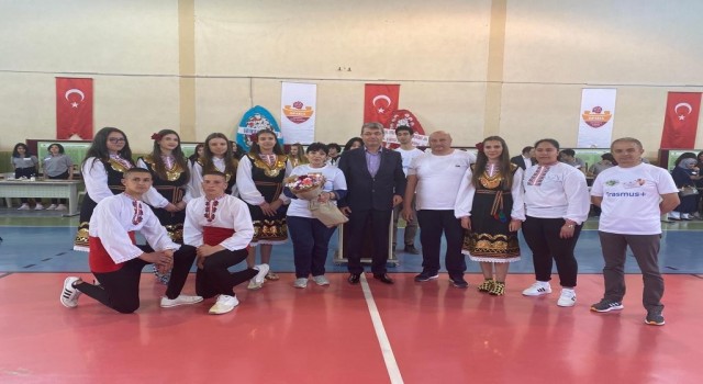 3 farklı ülkeden gelen öğrenciler Bilim Fuarında görsel şölen yaşattı