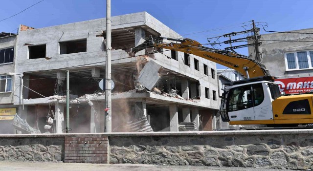 3 katlı kaçak bina yıkıldı