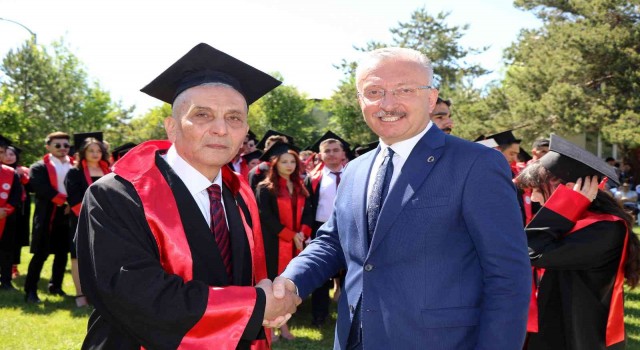 4 çocuk babası 77 yaşında Hukuk Fakültesinden mezun oldu