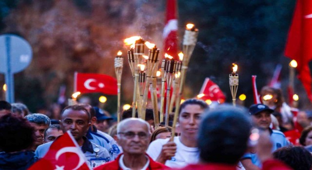 400 metrelik dev Türk bayrağı açıldı, görsel şölen oluştu