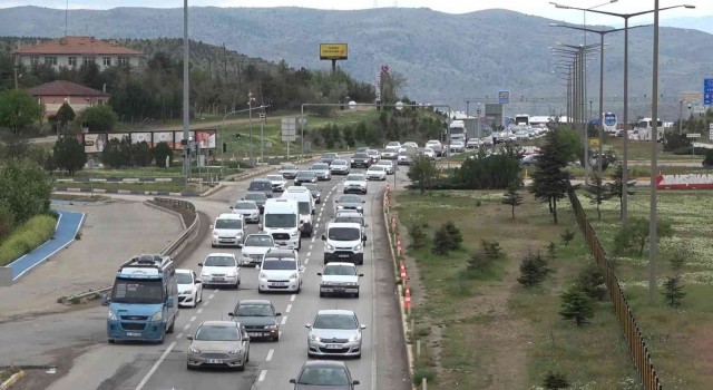 43 ilin geçiş güzergahındaki Kırıkkalede trafik yoğunluğu