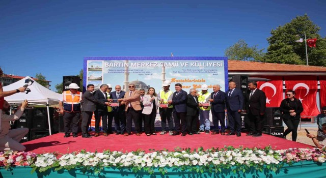 5 bin kişilik caminin temeli dualarla atıldı