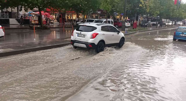5 dakikalık yağışla Kırşehir Belediyesinin altyapı sorunları ortaya çıktı