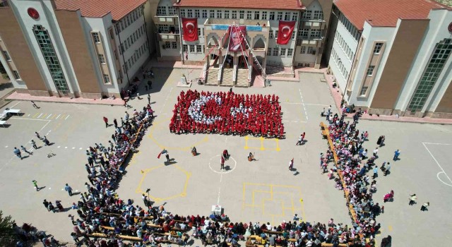 500 ortaokul öğrencisi bedenleriyle Türk bayrağı oluşturdu