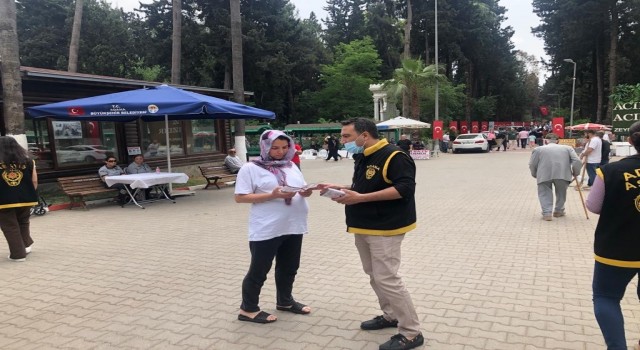Adana polisinden mezarlıkta, AVMde, sokakta, yurtta KADES bilgilendirmesi