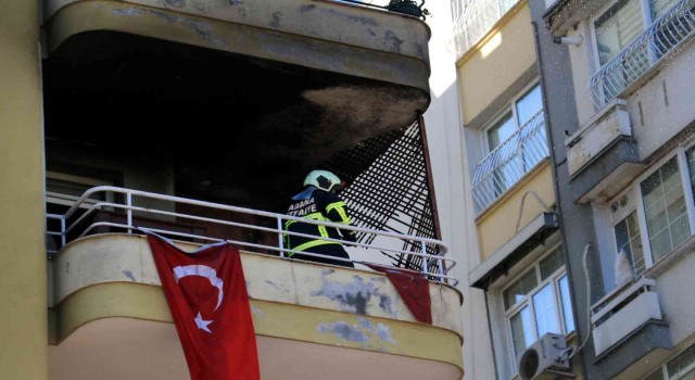 Adanada dairenin kullanılamaz hale geldiği yangında Türk bayrakları zarar görmedi